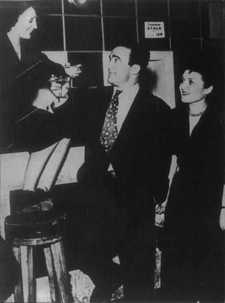 Il 16 luglio 1949 il campione del mondo dei pesi medi, il francese Marcel Cerdan, qui con la cantante Edith Piaf, mette in palio il titolo contro Jake LaMotta (Ap)